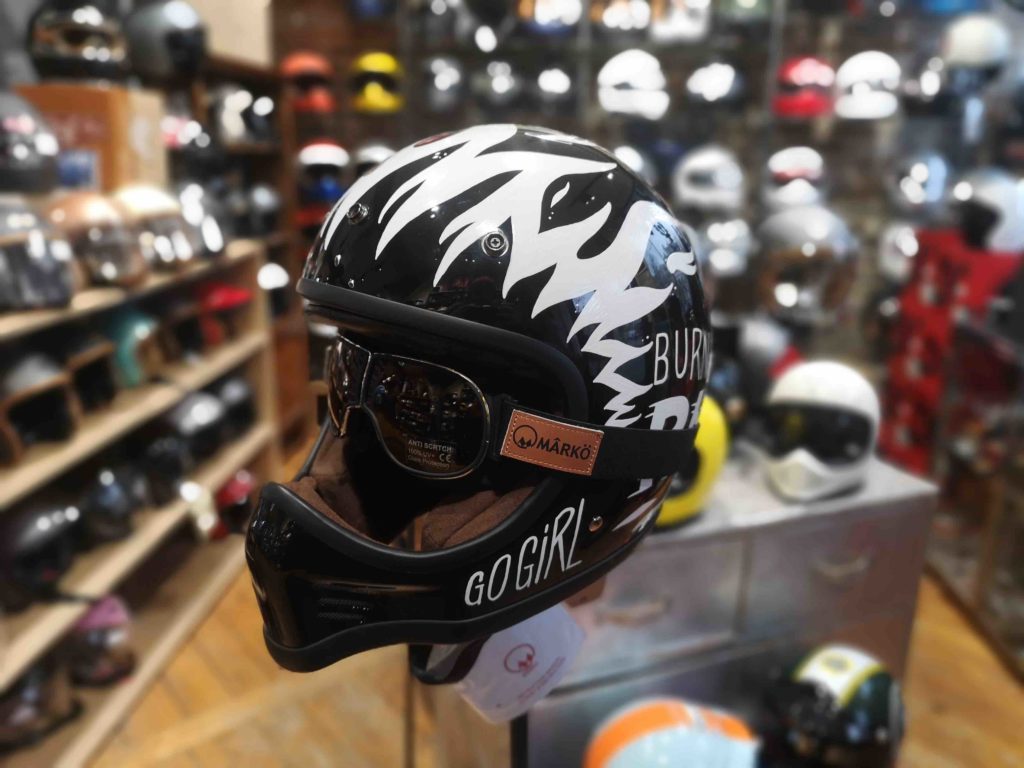 casque moto exposé en boutique