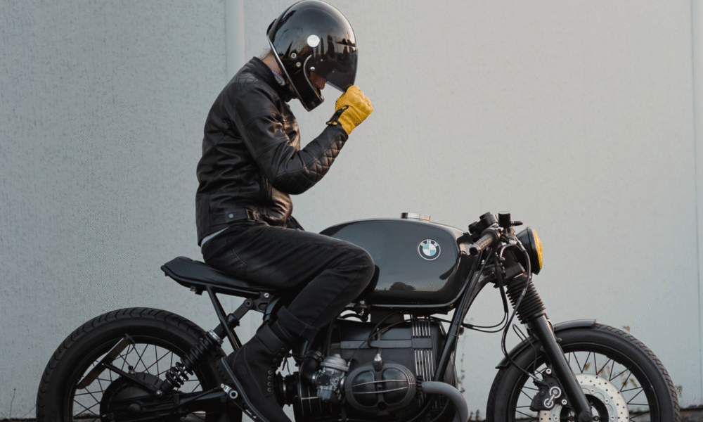 un motard avec un casque