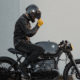 un motard avec un casque