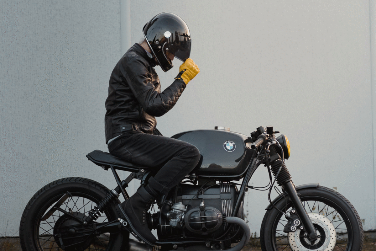 un motard avec un casque