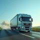 Camion diesel sur autoroute avec champs verts et ciel bleu