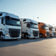 Plusieurs camions modernes de 19 tonnes stationnés en extérieur