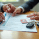Mains tenant des documents officiels français avec clés scooter et carte d'identité