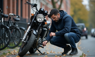 Homme moyenâgeux avec moto et verrouillage solide