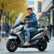 Jeune homme en denim sur scooter en ville