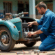 Mécanicien en bleu travaillant sur un sidecar de moto vintage