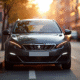 Peugeot 308 neuve sur une rue urbaine au crépuscule