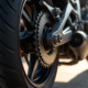 Détail de la roue arrière d'une moto avec chaîne et grand sprocket