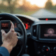 Tableau de bord Peugeot avec voyant moteur allumé et scanner diagnostic